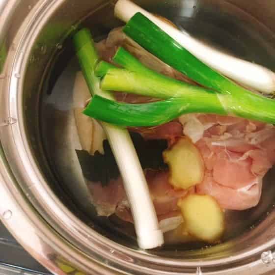 鶏肉を茹でます