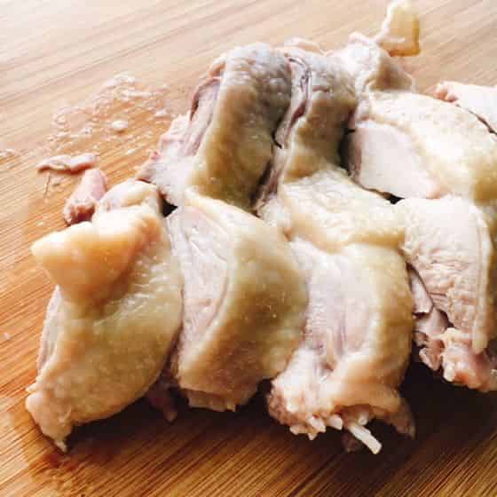 鶏肉を切ります