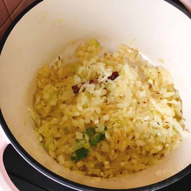 玉ねぎを炒めます