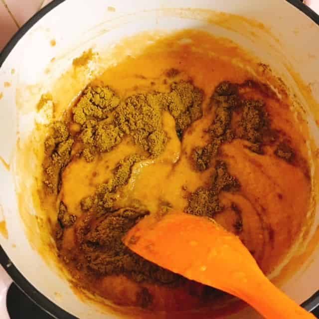 カレー粉を加えます