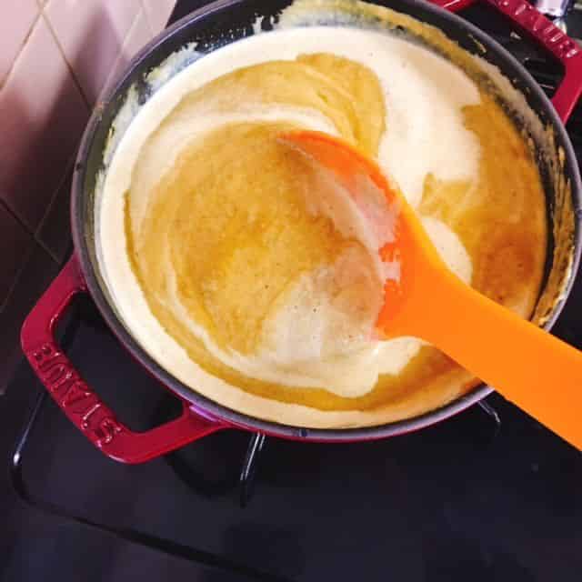 生クリームを加えます