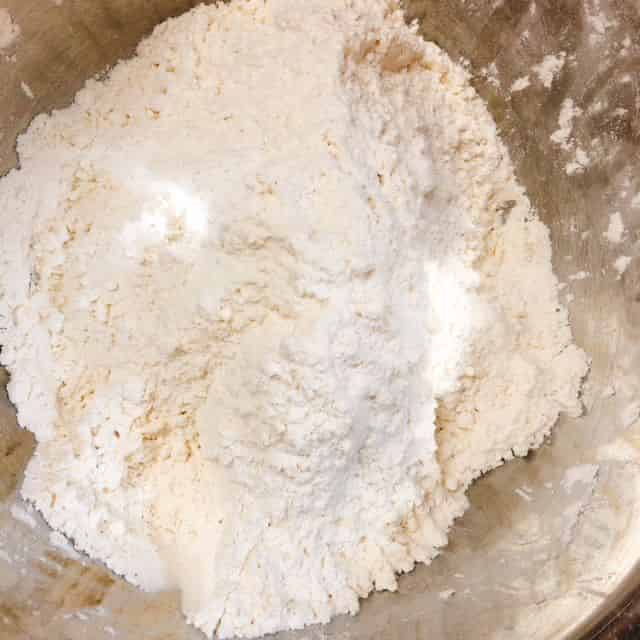 バターを混ぜ込みます