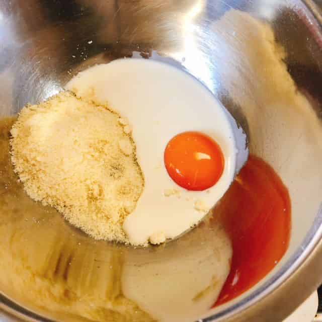 ソースの材料をませます