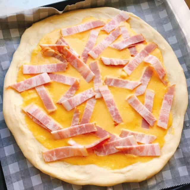 ベーコンを乗せます