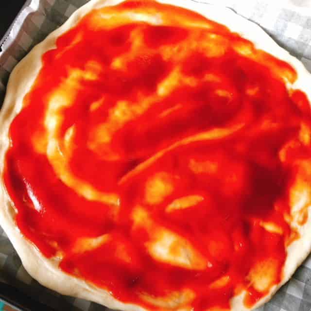 トマトソースを塗ります