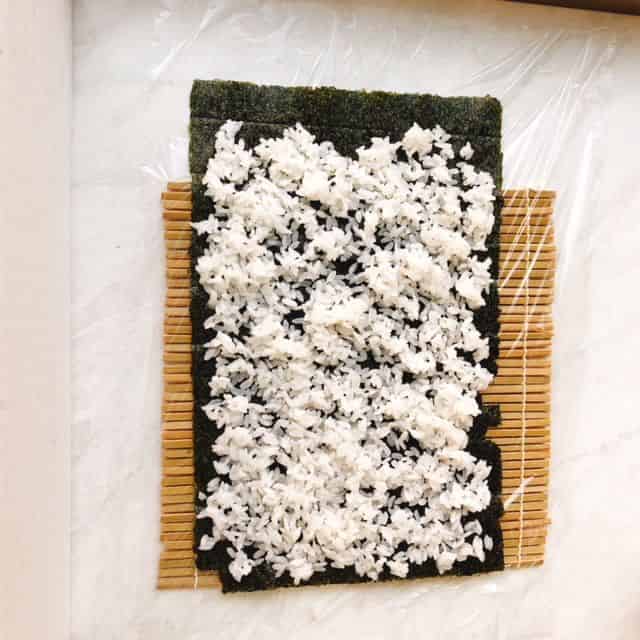 海苔の上にご飯を広げる