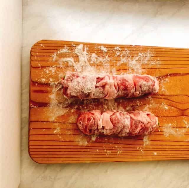 肉巻きに玄米粉をまぶす