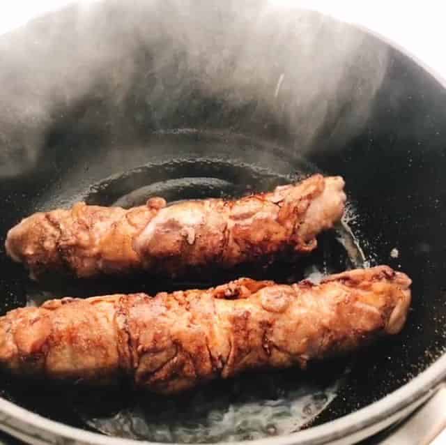 肉巻きに調味料を絡める