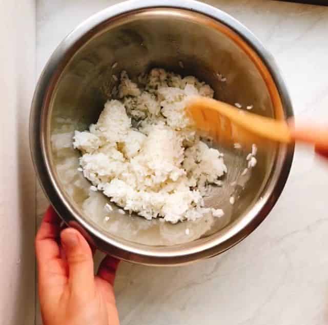 ご飯に梅酢を加える