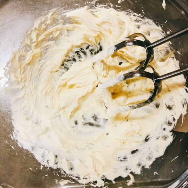 クリームチーズをほぐす