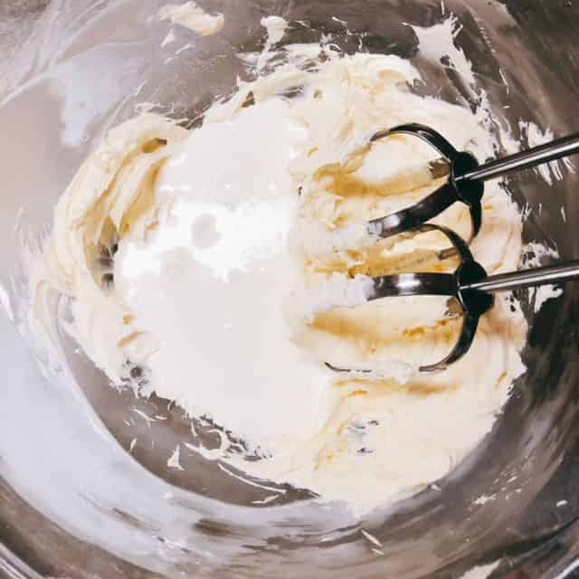 生クリームを加える