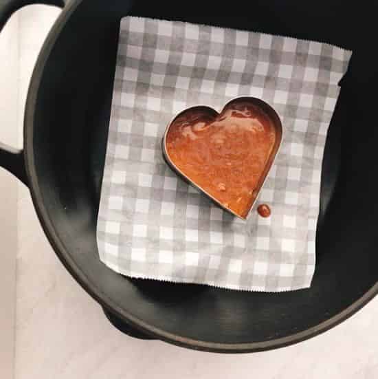 型の中に生地を流す