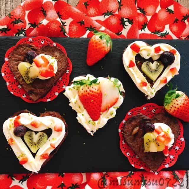 イチゴやブルーベリーを飾る