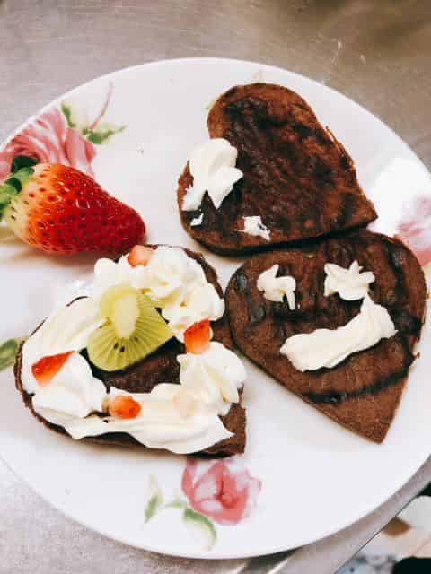 子どもが楽しんだデコレーションパンケーキ