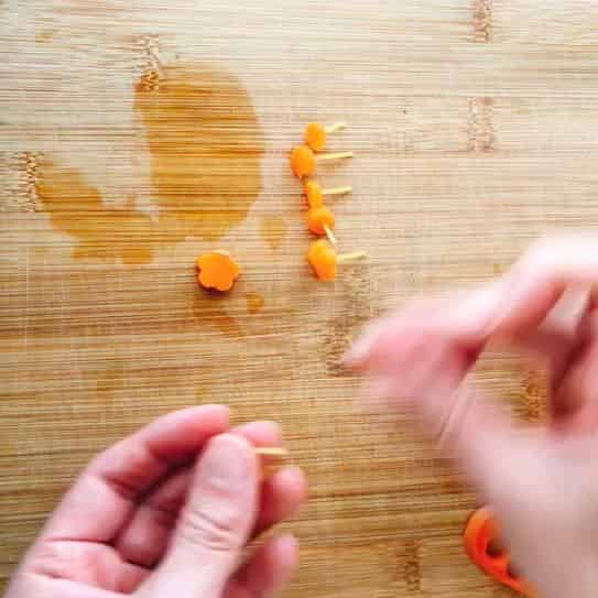 にんじんにスパゲティを刺す