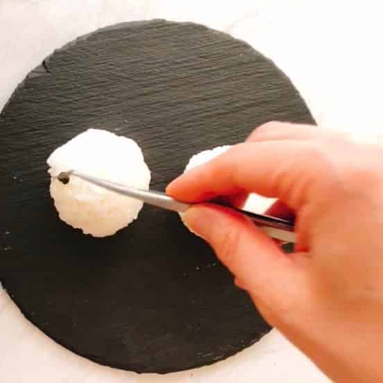 おにぎりに海苔を貼る