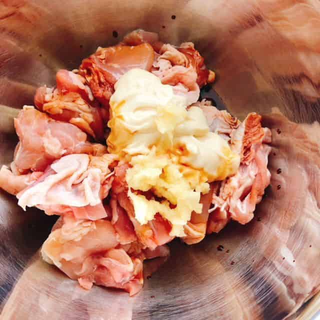 鶏もも肉に下味をつける