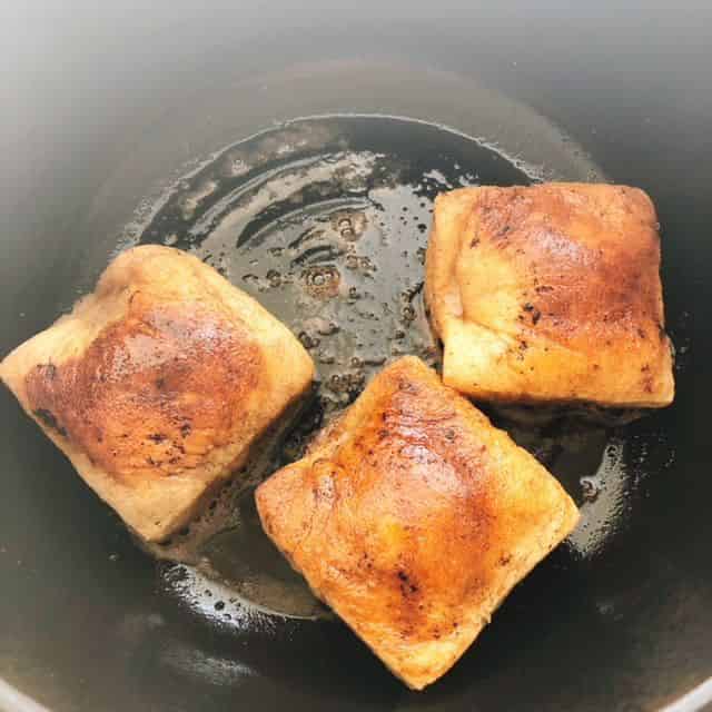 焼き色がついたら裏返します