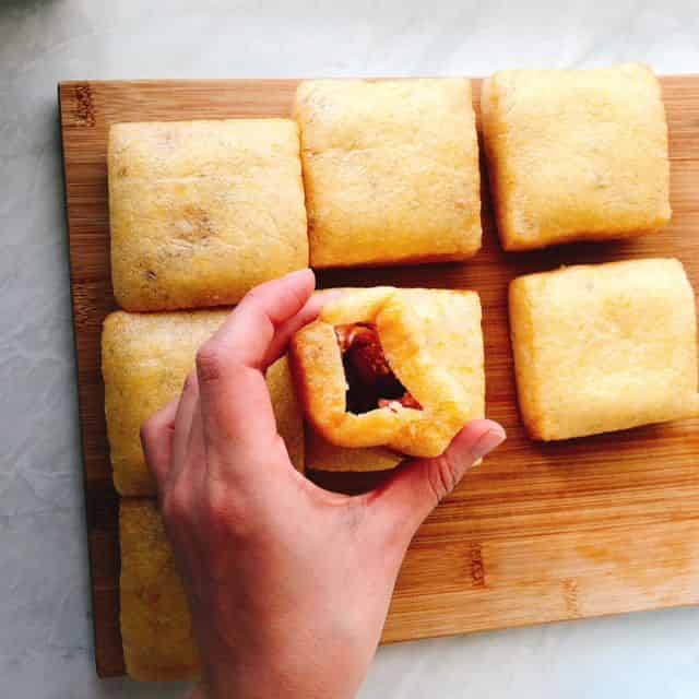 油揚げの中央を開け、周りにひき肉を詰めます