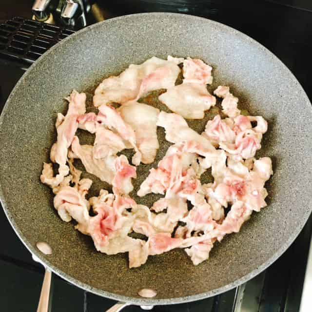 豚肉を焼く