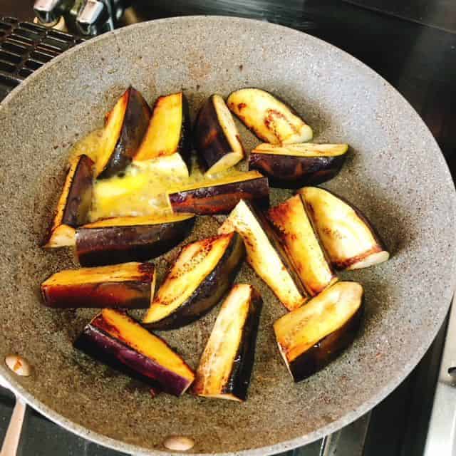 茄子を焼く