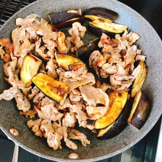 豚肉を戻し入れる