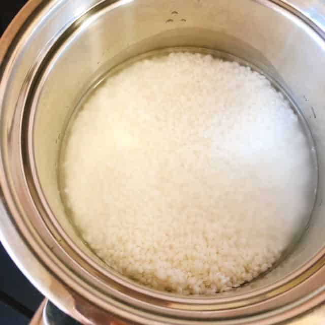 米と水を鍋に入れます