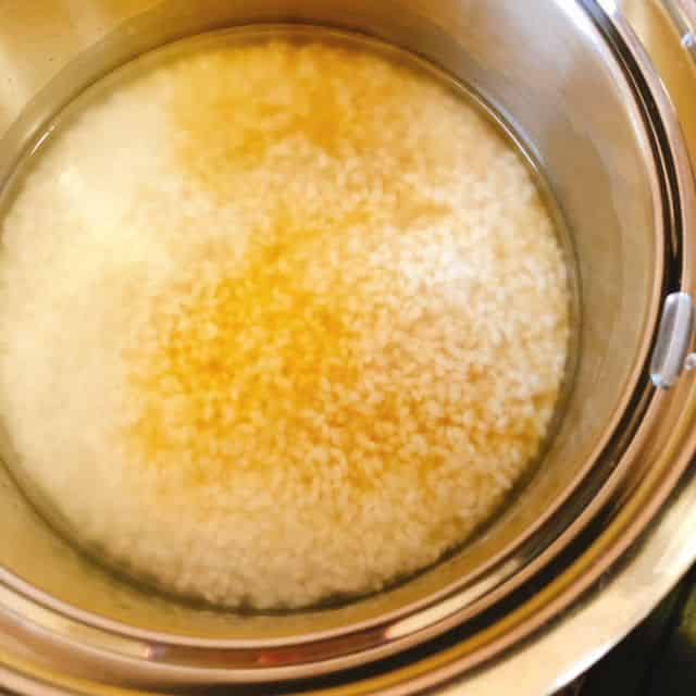 酒と醤油を加えます