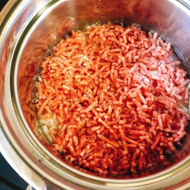 米の上に玉ねぎとひき肉を乗せる