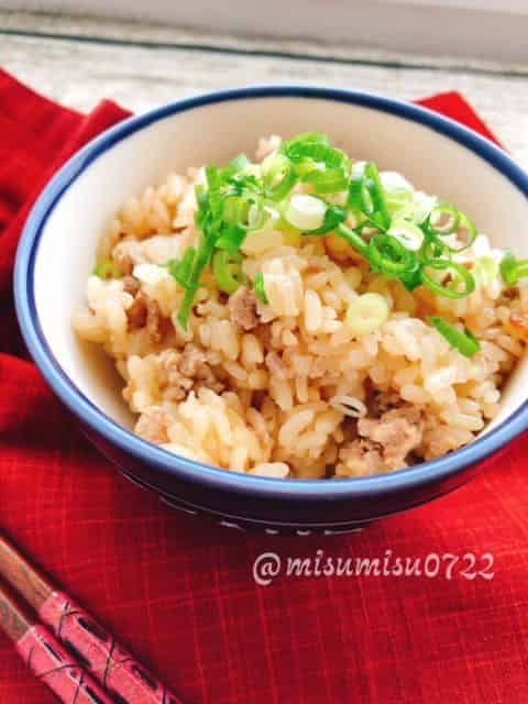 細ネギの小口ぎりを添えます