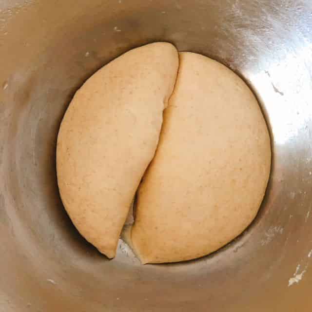生地を2つに分ける