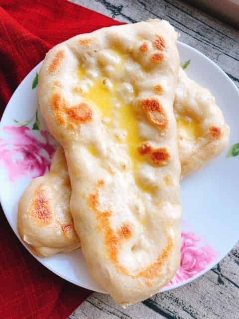 バターを塗ったナン(スペルト小麦)