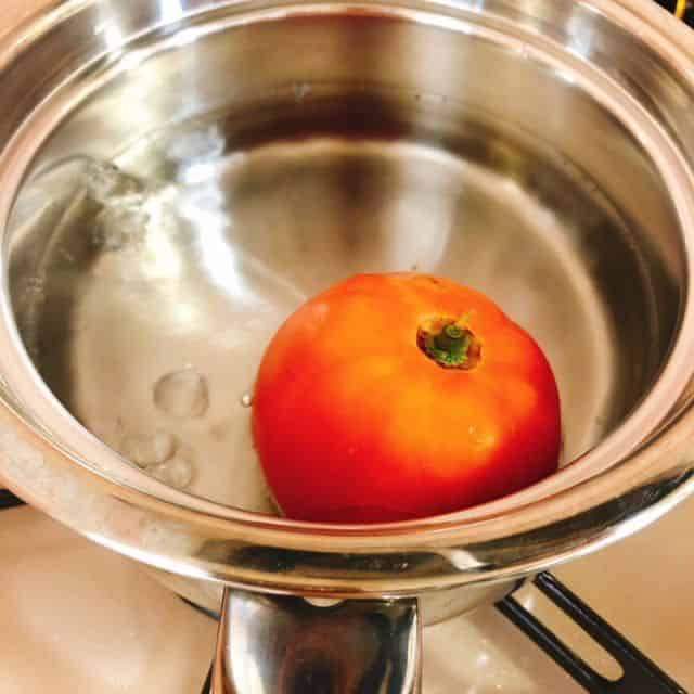 トマトを湯に潜らせます