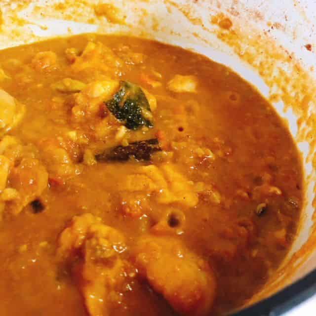 カレー粉を加えます