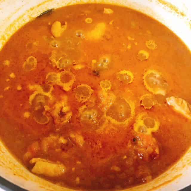 水を加えて煮込みます