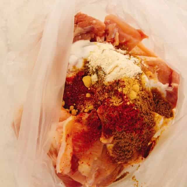 鶏肉にヨーグルトとスパイスを加えます