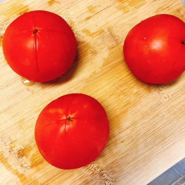 トマトに切り込みを入れます