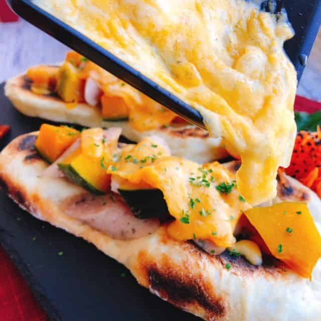 溶かしたチーズをナンにかける