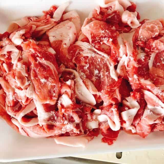 豚肉に塩を振る