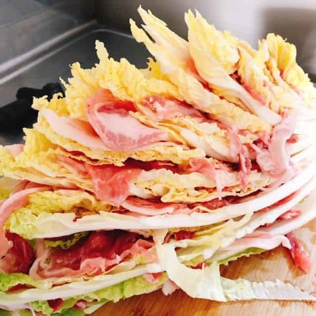 白菜に豚肉を挟みます