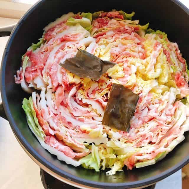 酒と昆布を加え蓋をします