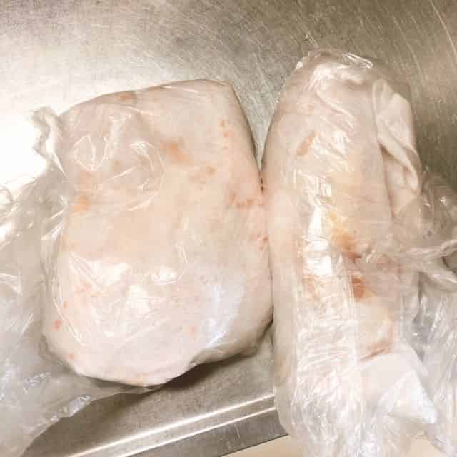 鶏肉に塩を振ります