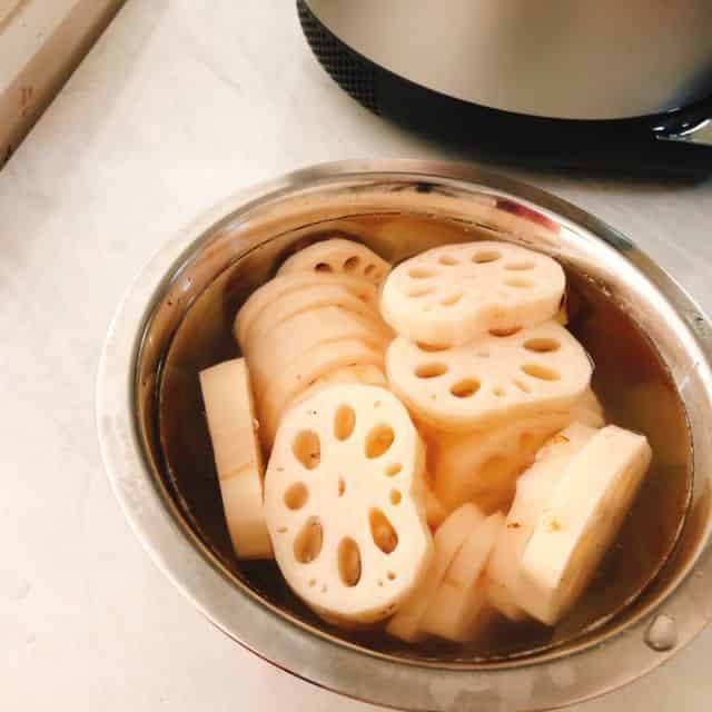 蓮根を酢水にさらします