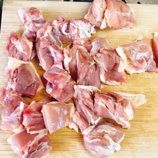 鶏肉を食べやすく切ります