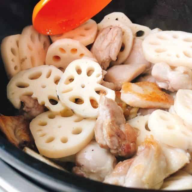 蓮根を加え炒め合わせます