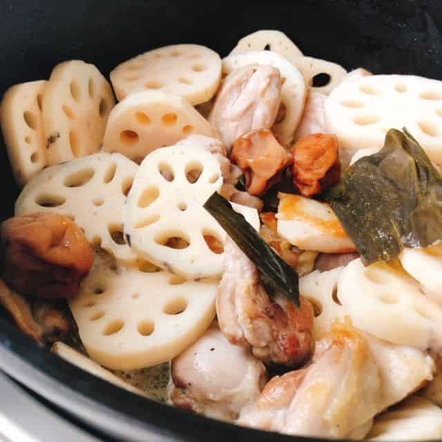 梅干しと昆布、水を加えます