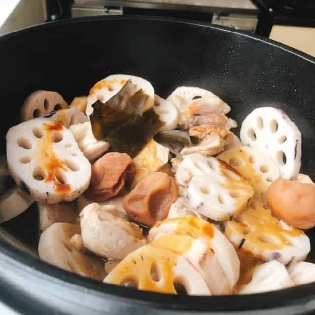 醤油を加えます