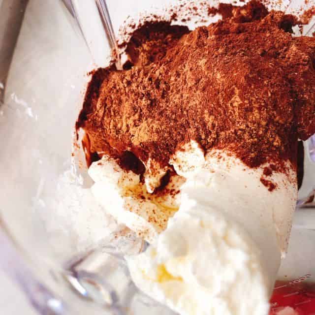 ミキサーに材料を入れる