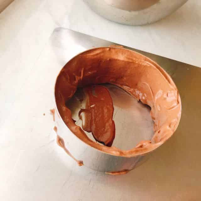 セルクルの周囲に生地を塗り付ける