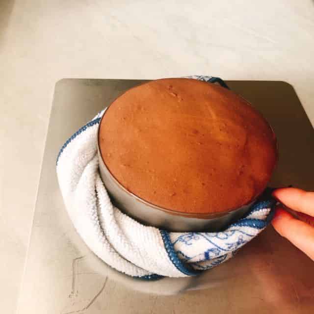 蒸しタオルで温めます